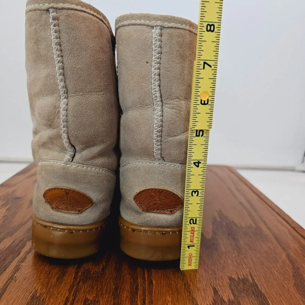 Minnetonka Snow Boots Ivory Brown Suede Round Toe Womens 8 Pull On Mid Top Solid